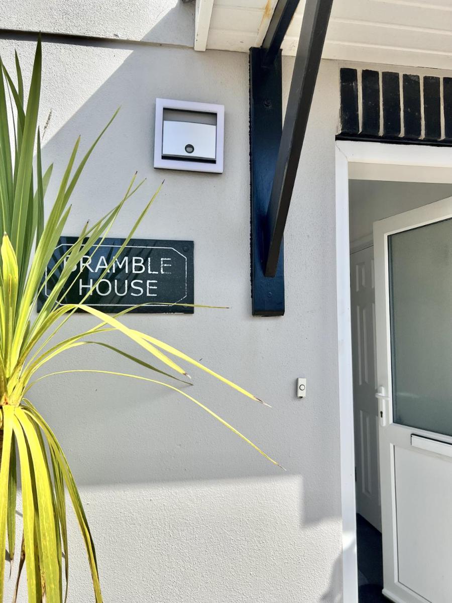 Modern spacious 4Bed House in Porth Newquay Brambl - Housity