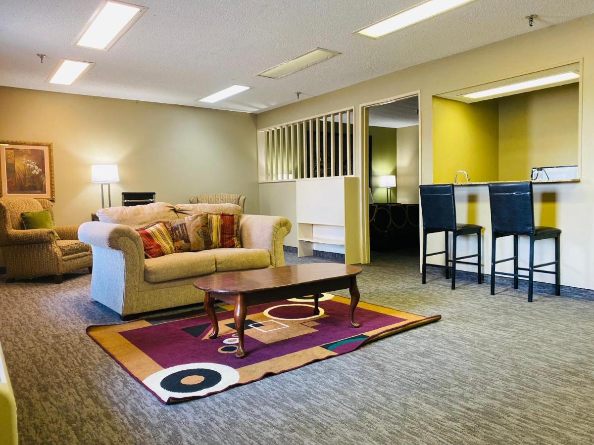 Super 8 by Wyndham New Iberia - Housity