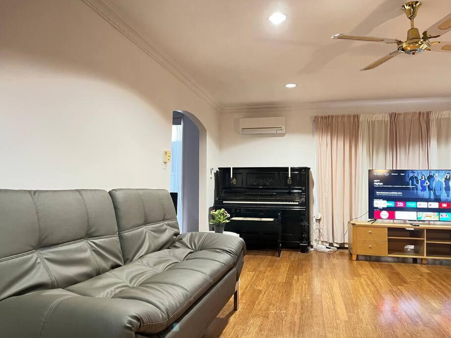 Hawker 4BR House ?Air-Con, WiFi, Netflix, Parking? - Housity