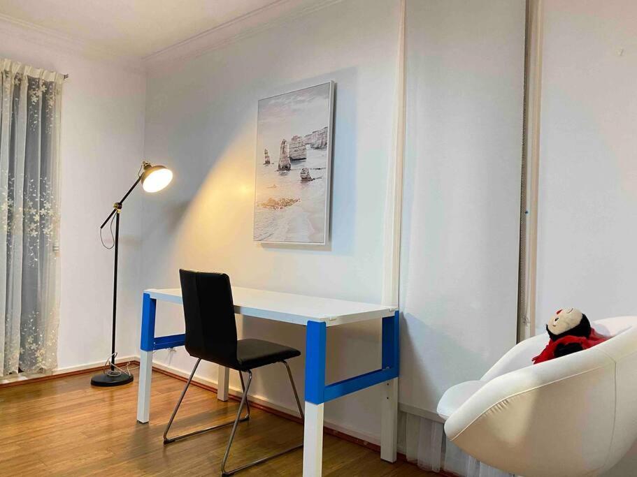 Hawker 4BR House ?Air-Con, WiFi, Netflix, Parking? - Housity