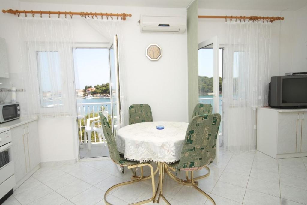 Apartments by the sea Kukljica, Ugljan - 8229 - Housity