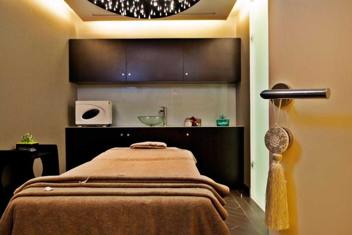 Uma cama ou camas num quarto em InterContinental Cascais-Estoril by IHG