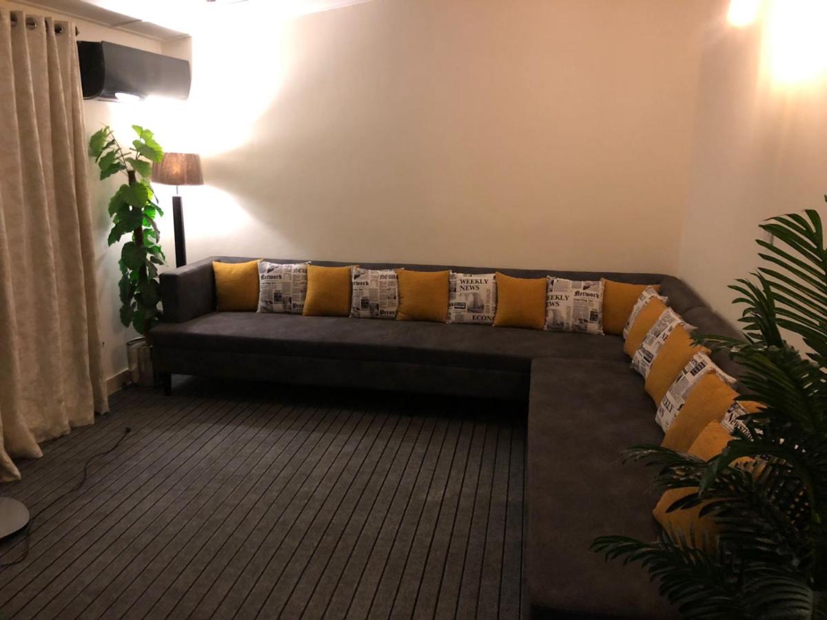 Fully Luxurious Entire Villa Vacation Home In Bahria Town Phase 8 - Housity