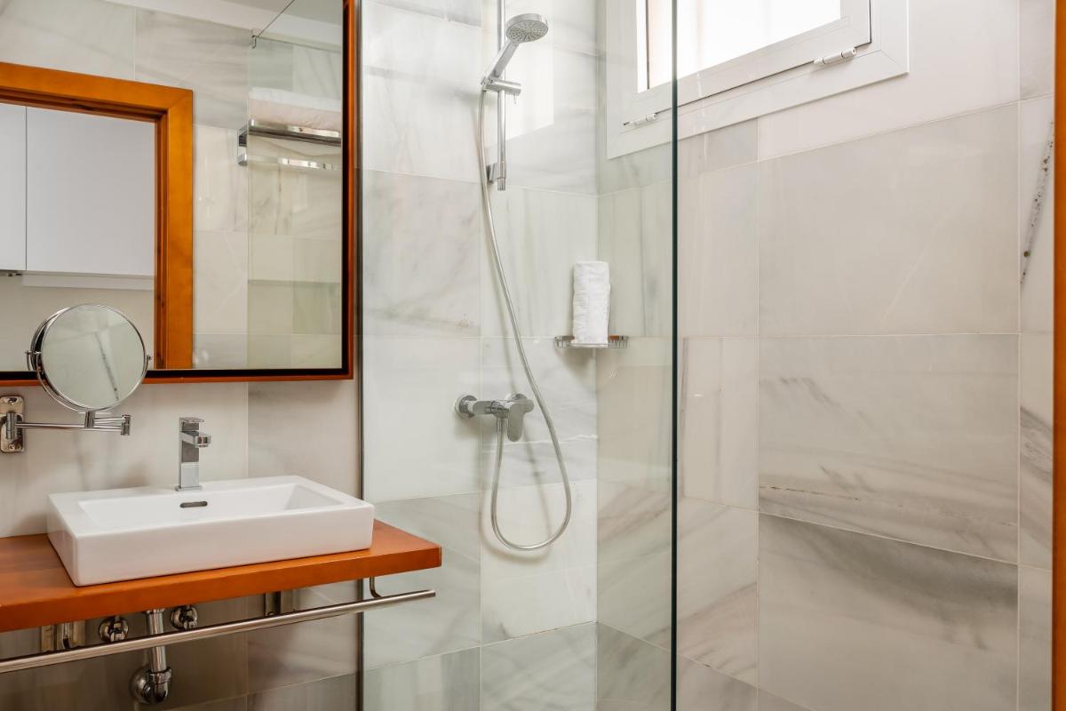 Un baño de Parque Santiago III Official