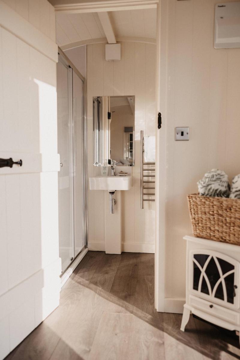 The Dragonfly Shepherds Hut - Housity