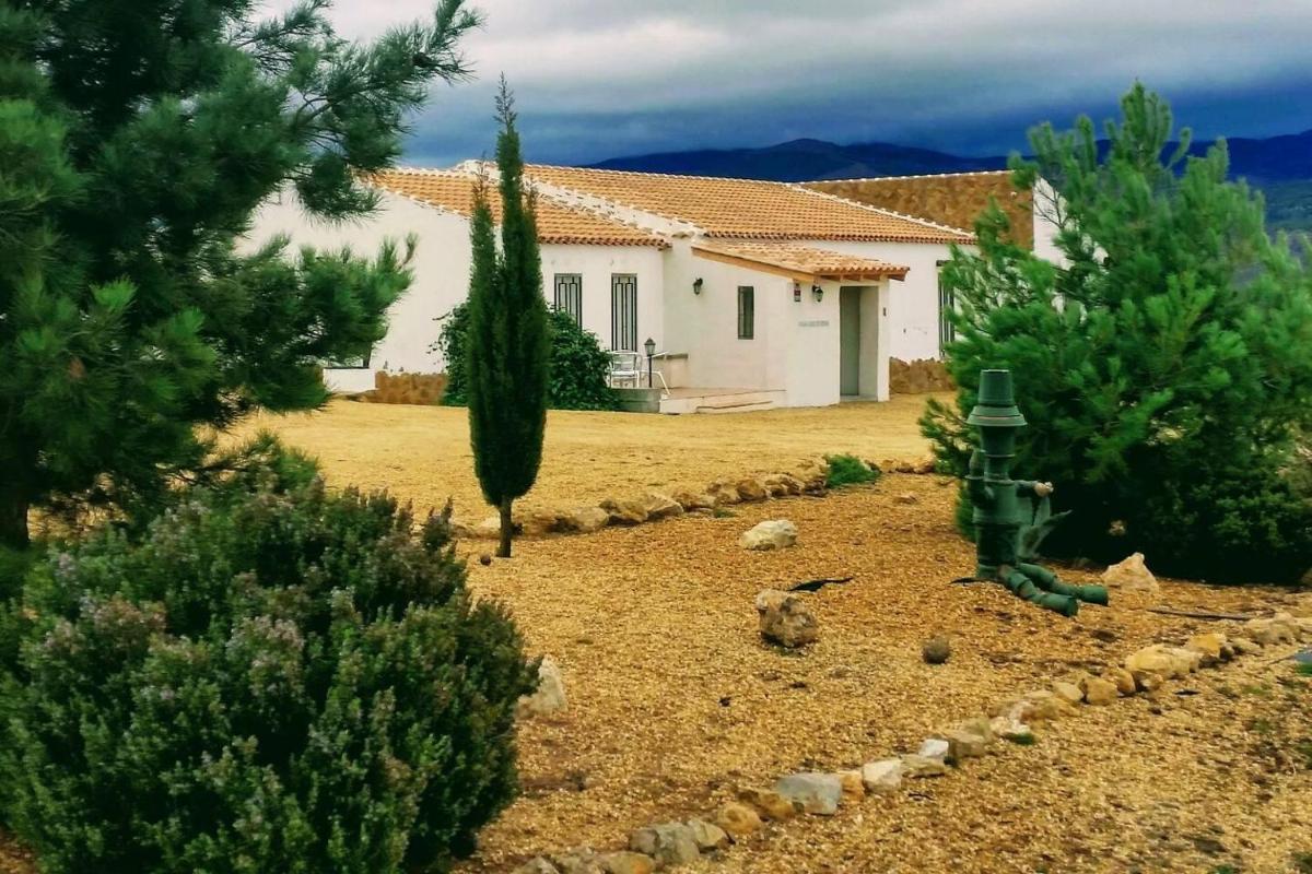 2-Bed Villa with pool garden & parking near Seron - Housity