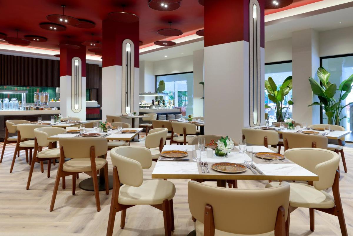 Un restaurante o sitio para comer en Hard Rock Hotel Marbella - Puerto Banús