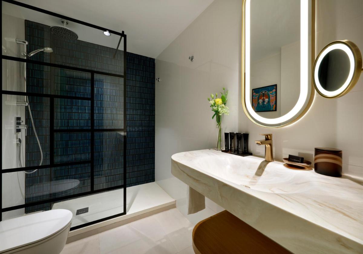 Un baño de Hard Rock Hotel Marbella - Puerto Banús