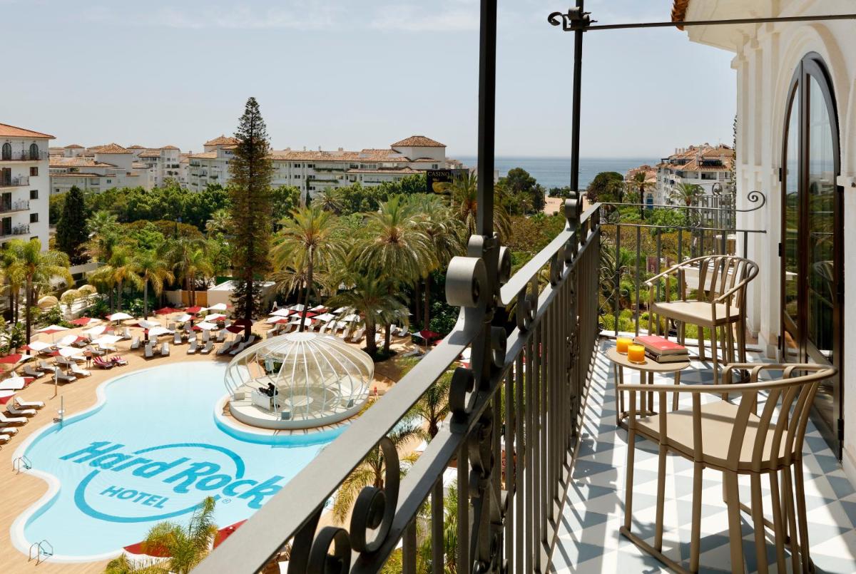 un balcón de un hotel con piscina y sillas en Hard Rock Hotel Marbella - Puerto Banús, en Marbella 92 fotos más