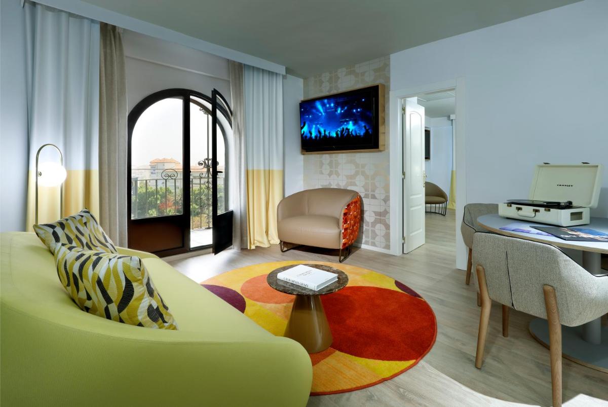 Una televisión o centro de entretenimiento en Hard Rock Hotel Marbella - Puerto Banús