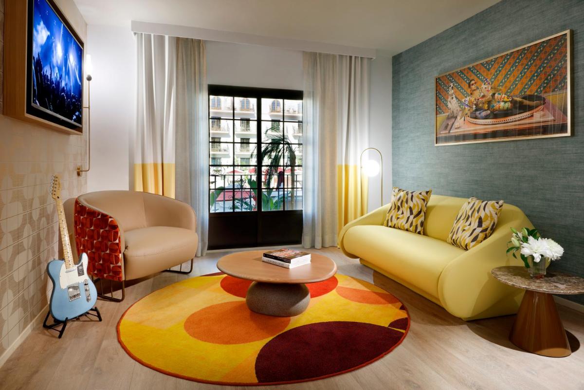 Una televisión o centro de entretenimiento en Hard Rock Hotel Marbella - Puerto Banús