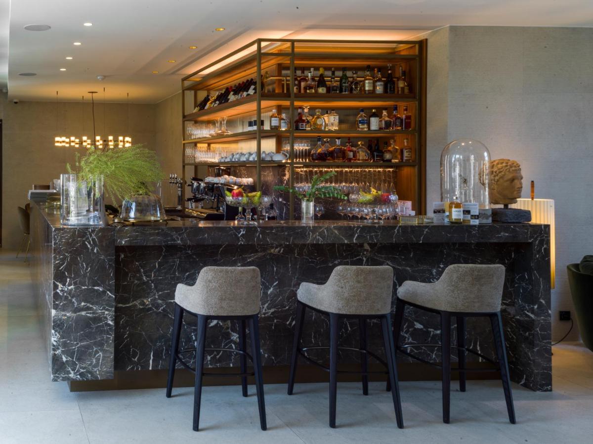 un bar dans un restaurant avec trois tabourets dans l'établissement Chateau de Wallerand, à Vireux-Wallerand 18 autres photos