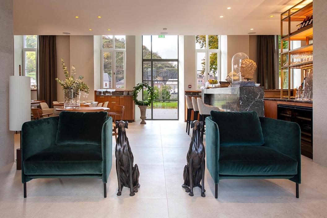 - un salon avec deux chaises vertes et une table dans l'établissement Chateau de Wallerand, à Vireux-Wallerand