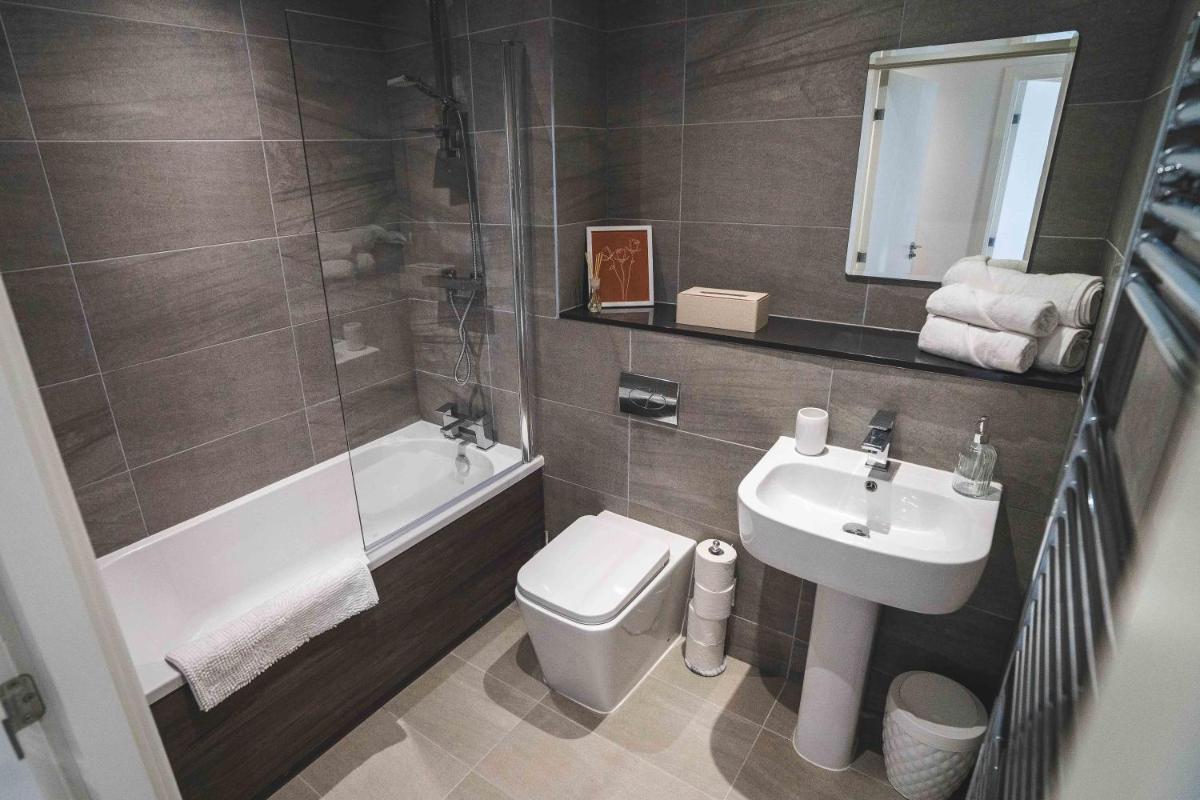Modern 1-Bed Apartments - New - City Centre - FREE Wi-Fi - - Housity