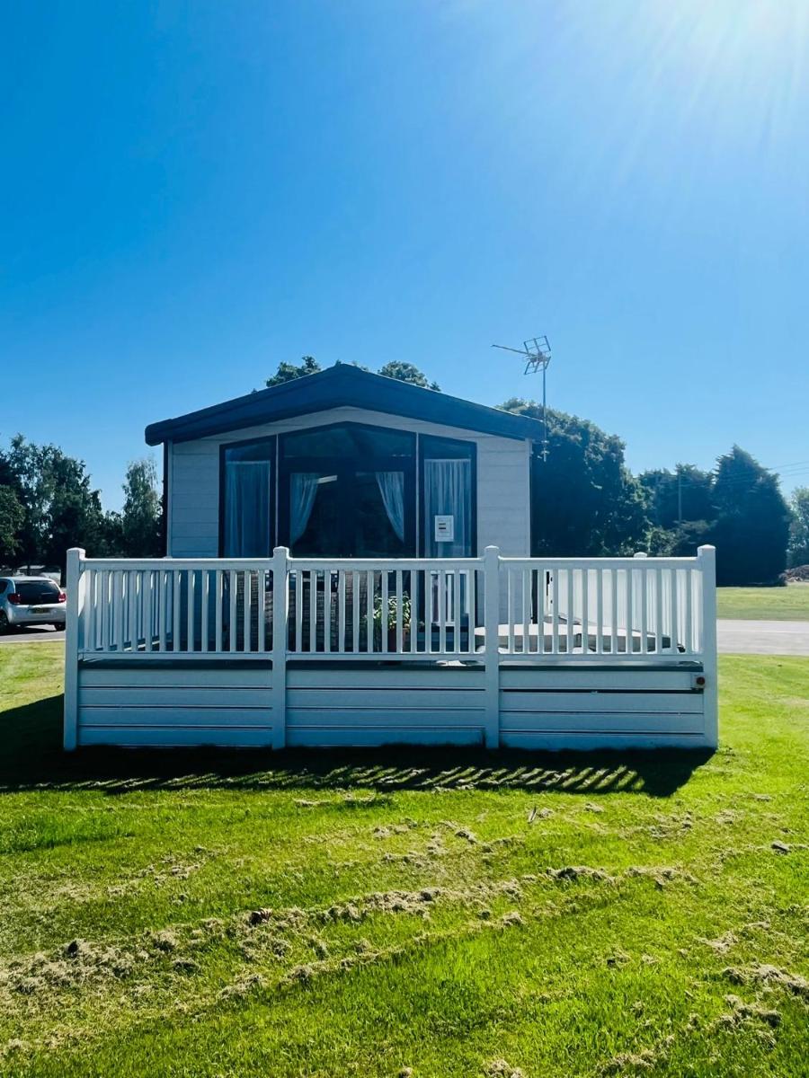 The Poplars Lodge with Hot Tub - Housity
