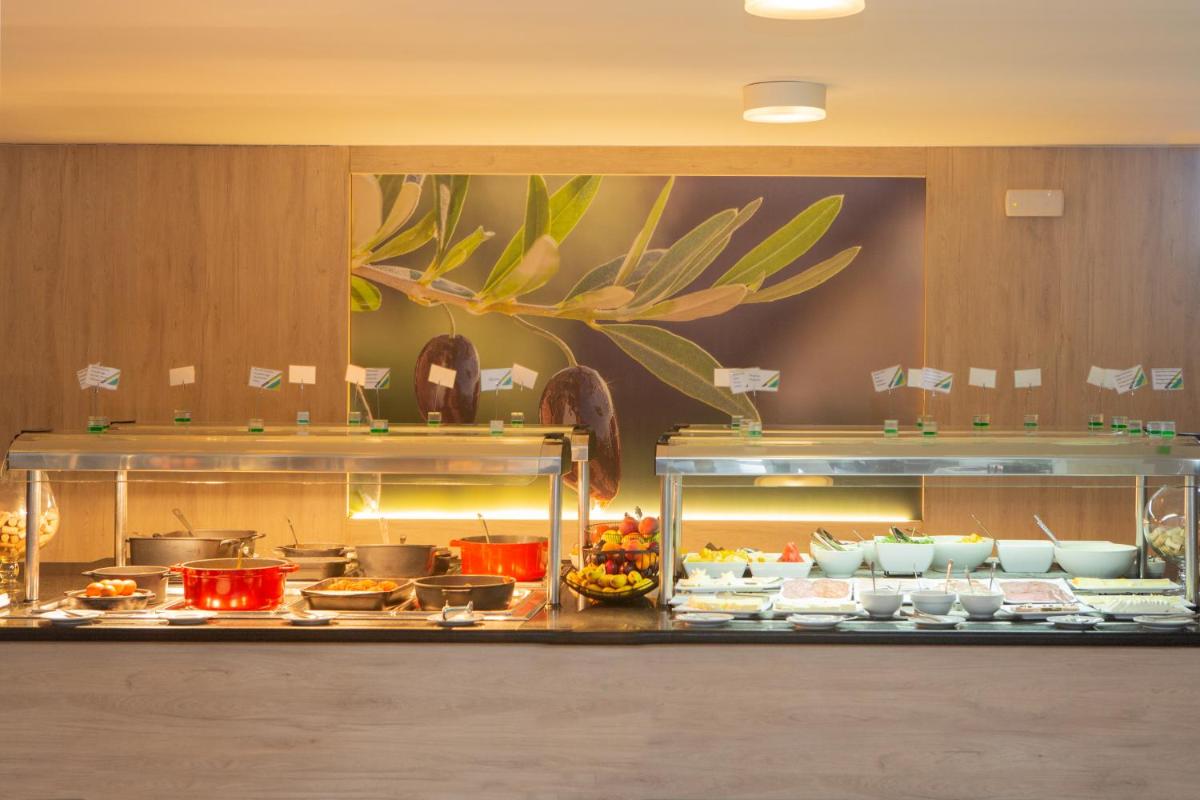 Comida en o cerca de este hotel