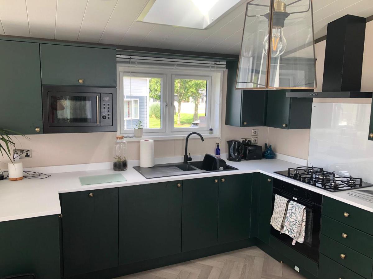 The Poplars Lodge with Hot Tub - Housity