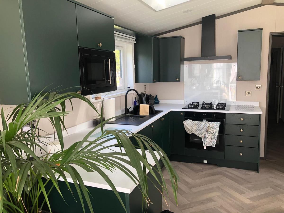 The Poplars Lodge with Hot Tub - Housity
