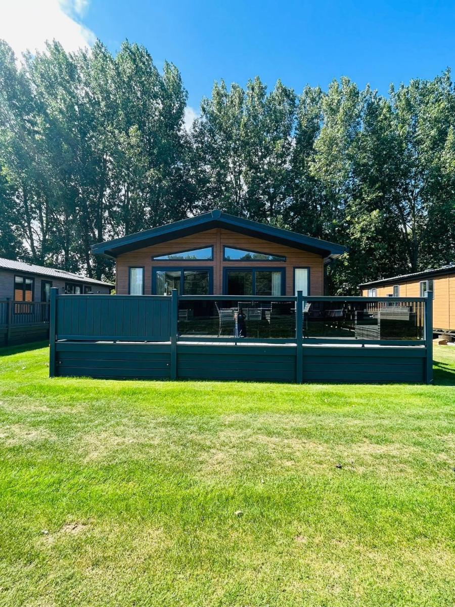 Laburnum Lodge with Hot Tub - Housity