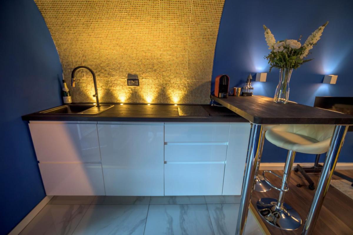 Quirky Vaulted Flat with Terrace - Housity