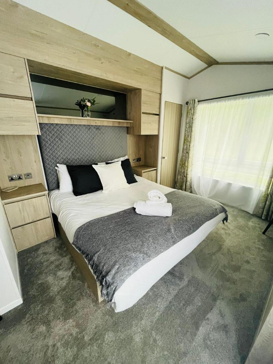 Fir Tree Lodge with Hot Tub - Housity