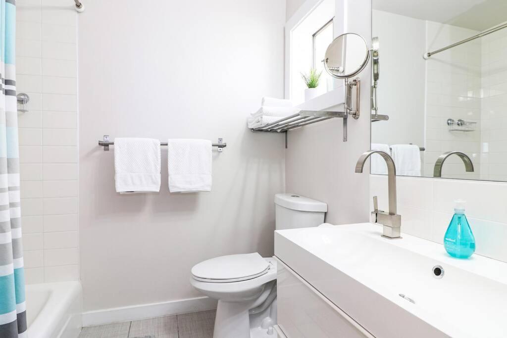 Condo 24! Prized Location. Modern! Bright! Enjoy! - Housity