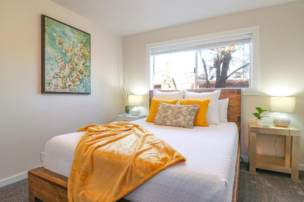 Condo 24! Prized Location. Modern! Bright! Enjoy! - Housity