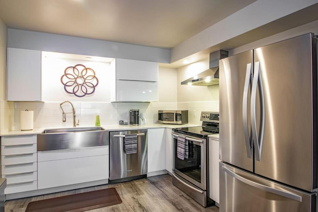 Condo 24! Prized Location. Modern! Bright! Enjoy! - Housity