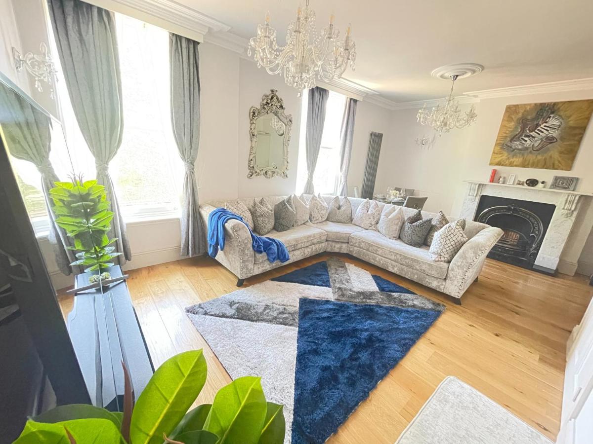 Luxurious 1-bedroom apartment. Indoor Fireplace - Housity