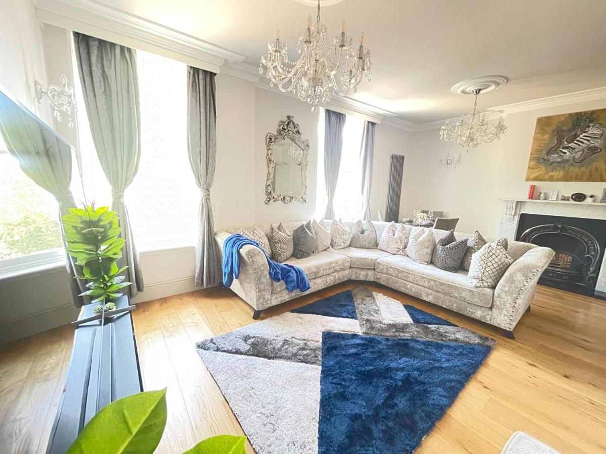 Luxurious 1-bedroom apartment. Indoor Fireplace - Housity