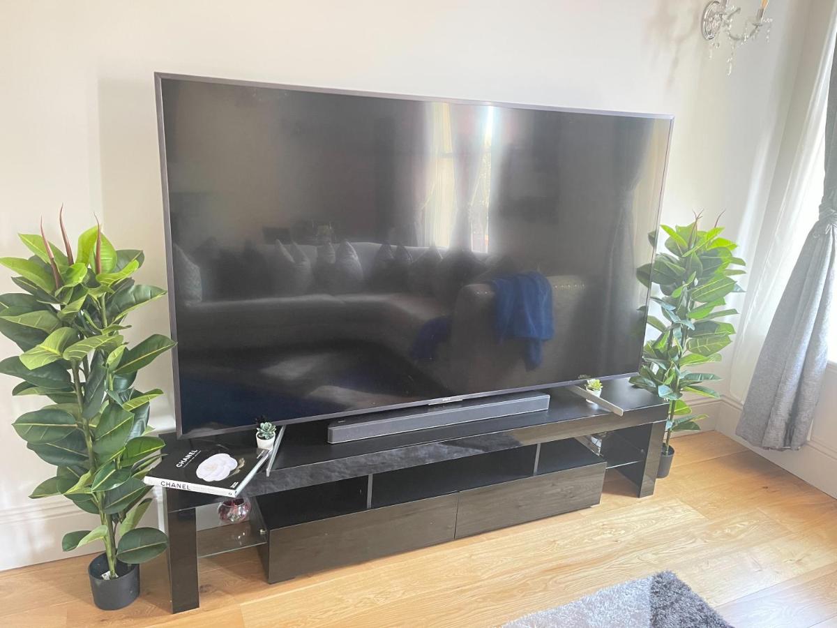 Luxurious 1-bedroom apartment. Indoor Fireplace - Housity