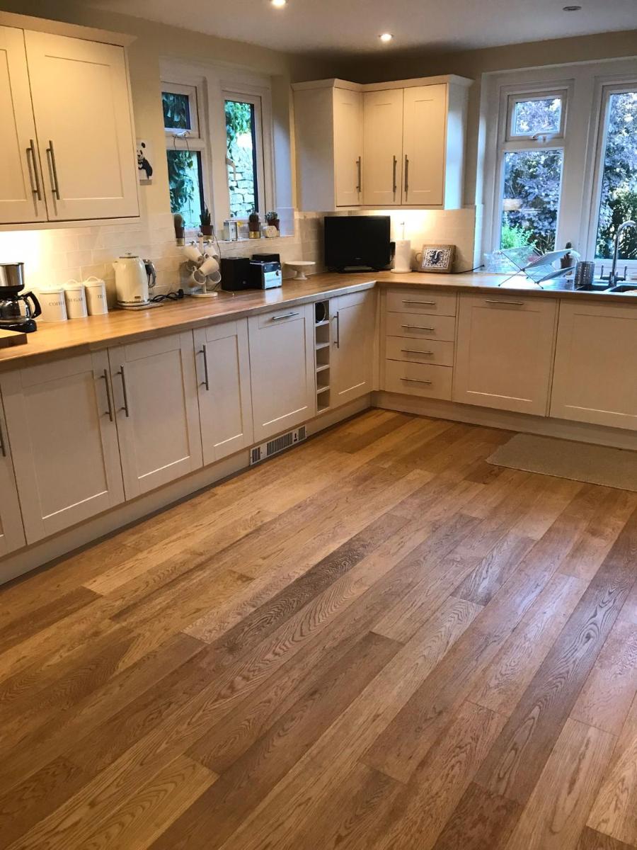 Cotswolds Luxury House in Central Bourton Large Sleeps 2-11. Pet Friendly. - Housity