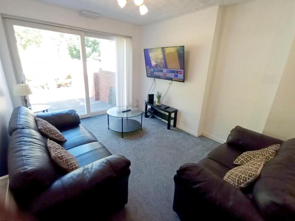 Cozy 4 Bedroom House in Smethwick with 4 bathrooms perfect for contractors and families - Housity