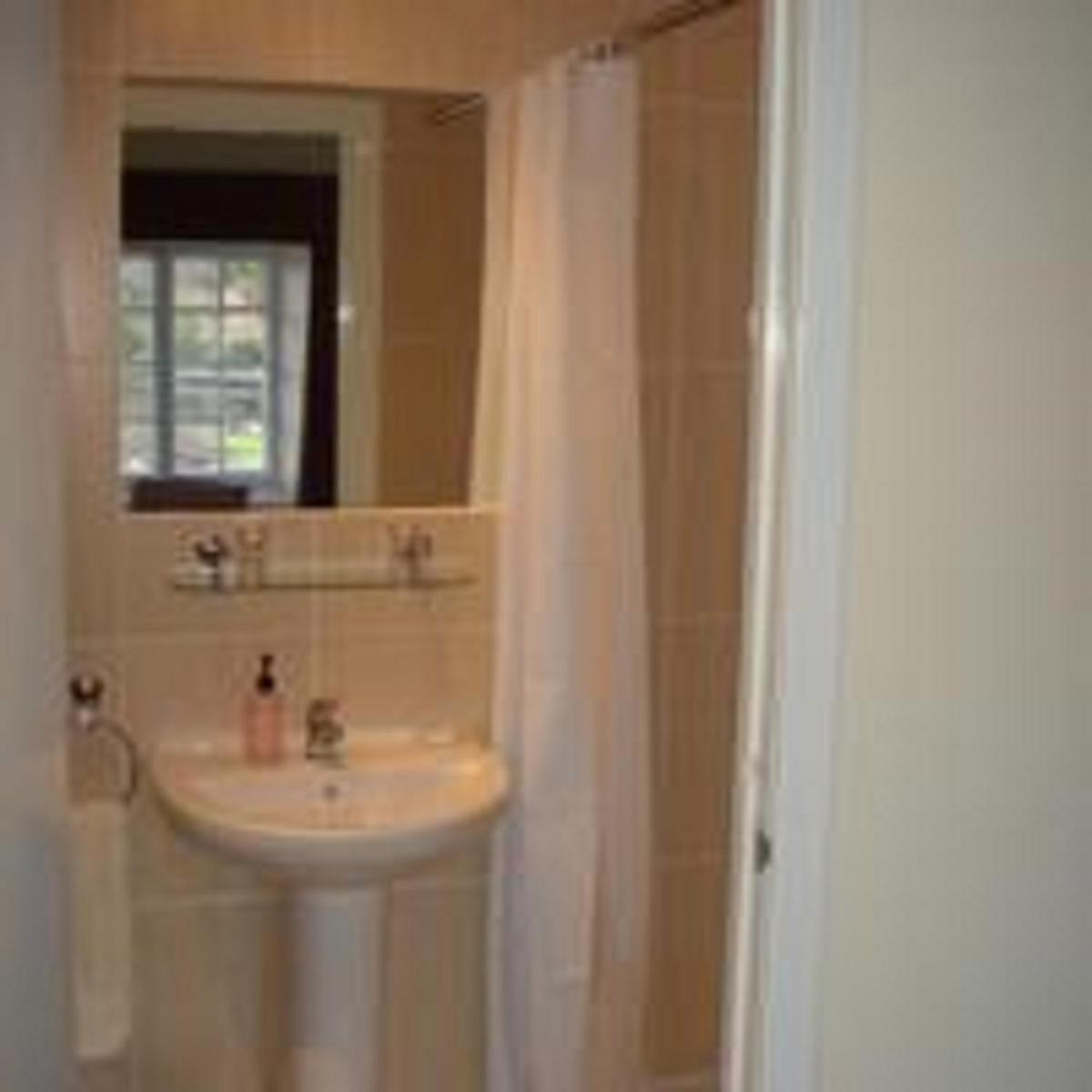 Highlander Inn - Housity