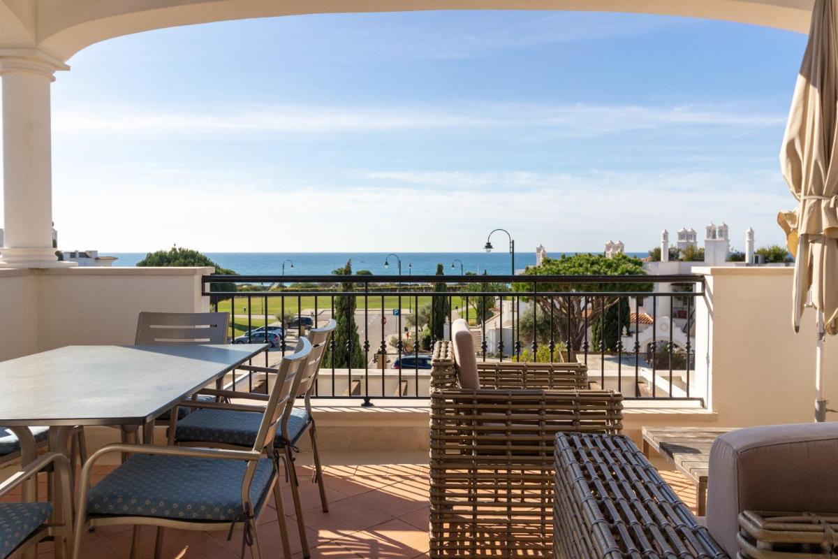 Uma varanda ou terraço em Dunas Douradas Beach Club