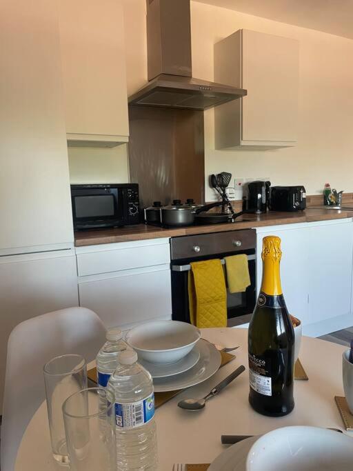 #0505 One Bedroom Serviced Apartment - Free Parking - Housity