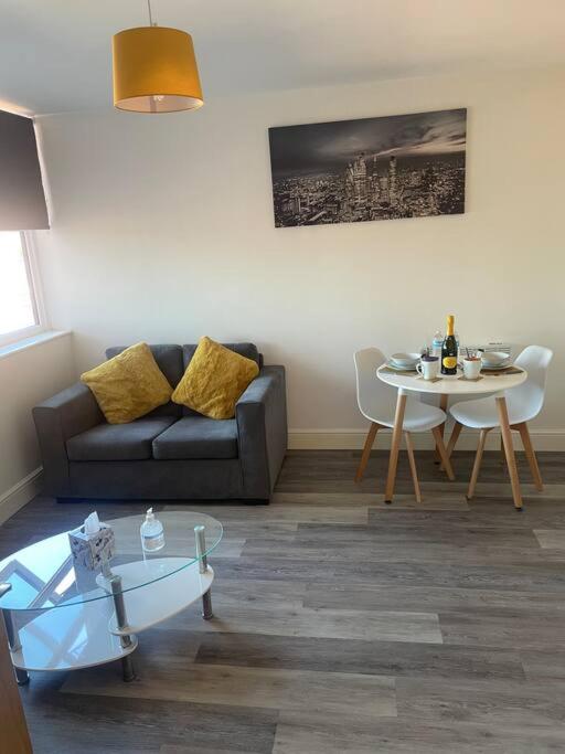 #0505 One Bedroom Serviced Apartment - Free Parking - Housity