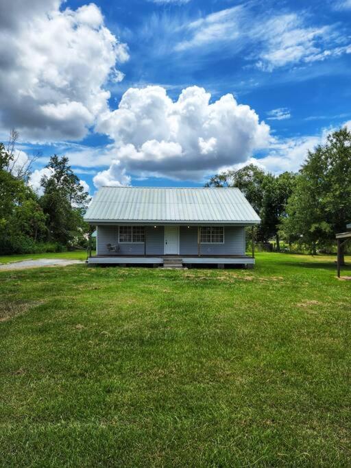 Cozy Acadian Style Cottage on a half acre lot - Housity