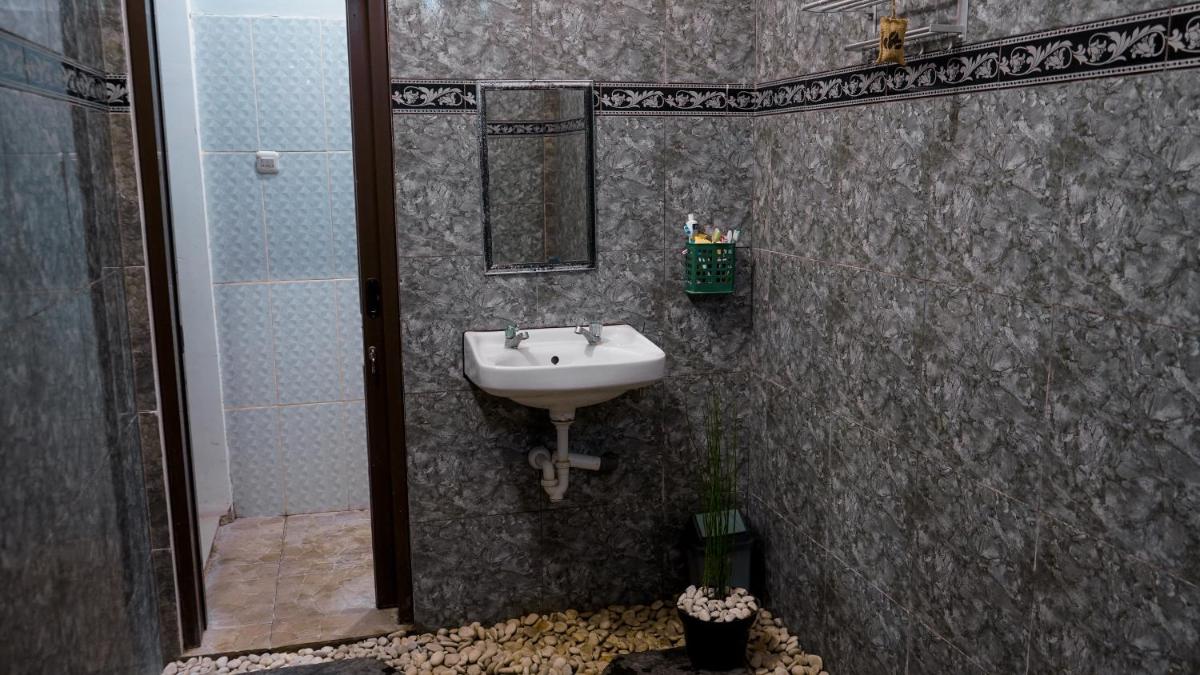 Griya Asri Homestay Near Tetebatu Waterfall - Housity