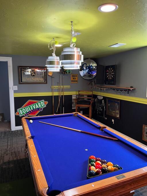 4 Bedroom, Fun and Relaxing Hot Tub - Housity