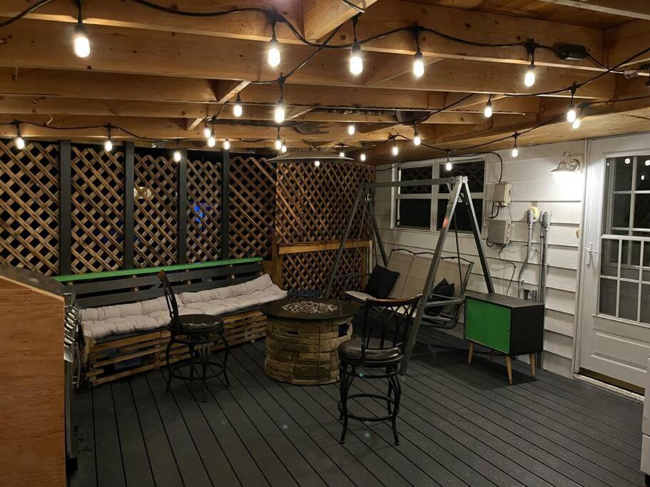 4 Bedroom, Fun and Relaxing Hot Tub - Housity