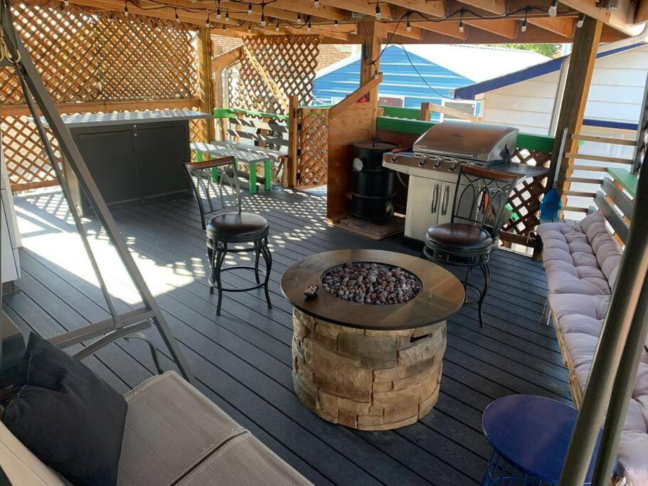 4 Bedroom, Fun and Relaxing Hot Tub - Housity