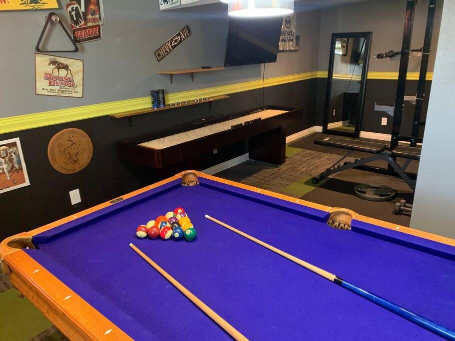 4 Bedroom, Fun and Relaxing Hot Tub - Housity