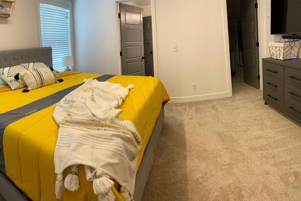 Buena Vista Lodge w/ Hot tub, Theatre, and Gym - Housity