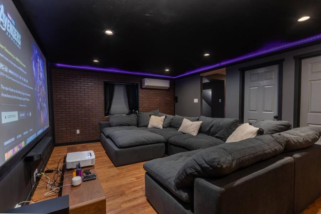 Buena Vista Lodge w/ Hot tub, Theatre, and Gym - Housity