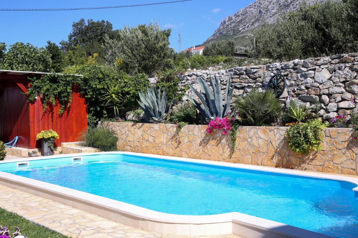 Family friendly apartments with a swimming pool Kastel Sucurac, Kastela - 14047 - Housity