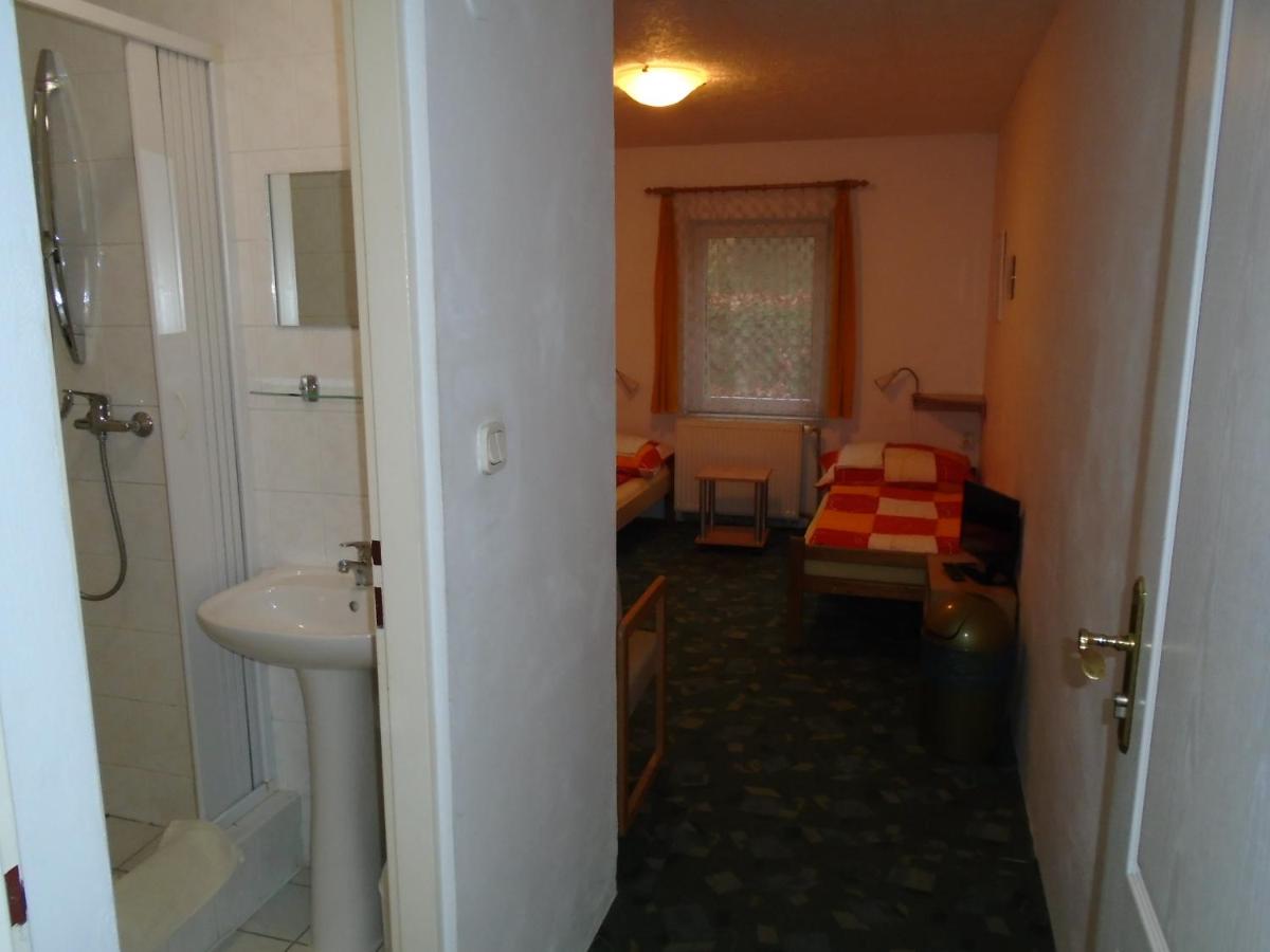 Pension Dobroucky - Housity