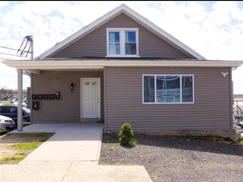 Cute private room near Naval base & Electric Boat - Housity