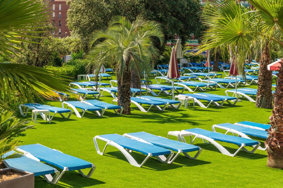 Jardín al aire libre en Aparthotel Costa Encantada