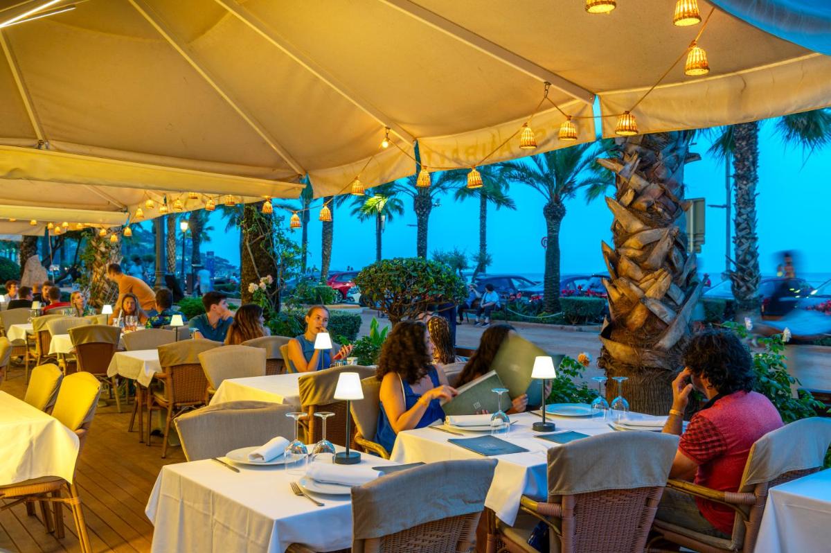 Un restaurante o sitio para comer en Hotel Marsol